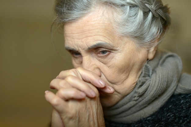 Portrait d'une femme âgée triste à la maison