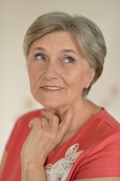 Portrait d'une femme âgée triste réfléchie