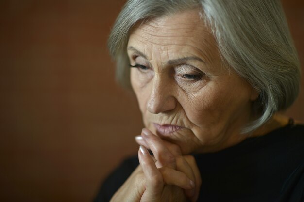 Portrait d'une femme âgée triste réfléchie