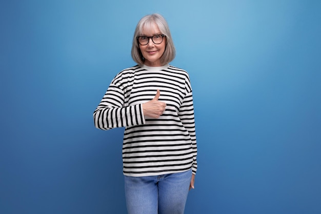 Portrait d'une femme agréable s dans une image à la mode sur un fond de studio lumineux