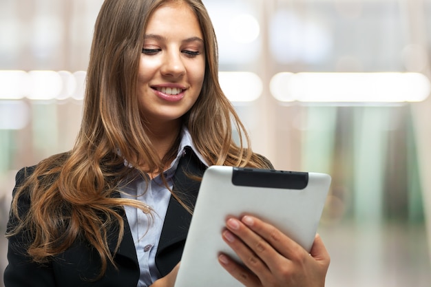 Portrait d&#39;une femme à l&#39;aide d&#39;une tablette