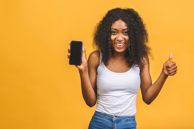 portrait femme à l'aide de téléphone