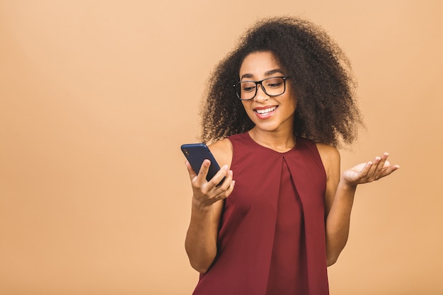 portrait femme à l'aide de téléphone