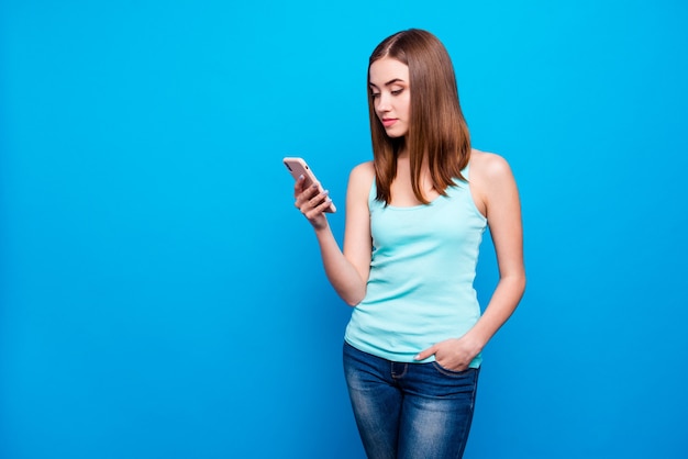 Portrait de femme à l'aide de téléphone