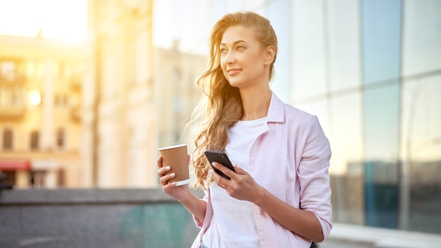 portrait femme à l'aide de téléphone