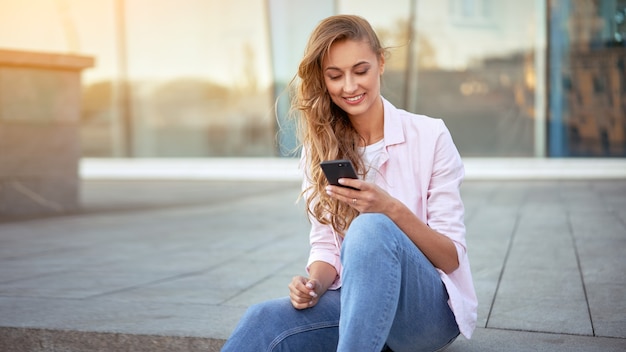 portrait femme à l'aide de téléphone