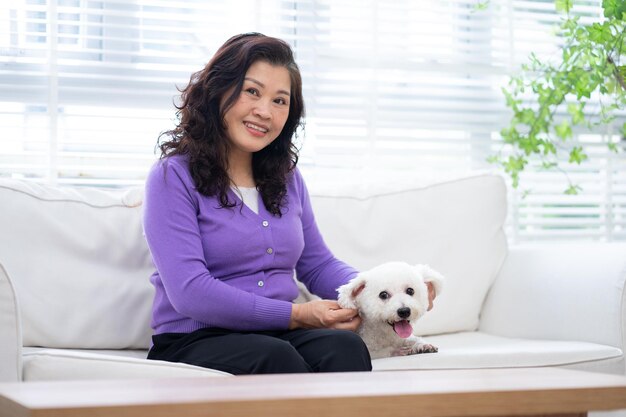 portrait, de, femme aînée, étreindre, elle, chien