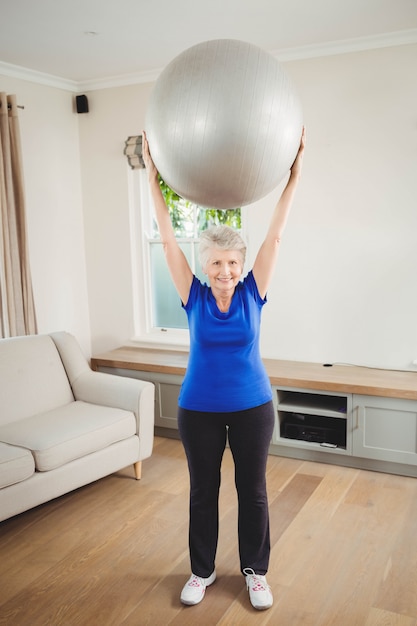 Portrait, femme aînée, levage, balle exercice, pendant, exercer