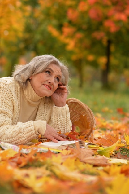 portrait, de, femme aînée, reposer, dans parc