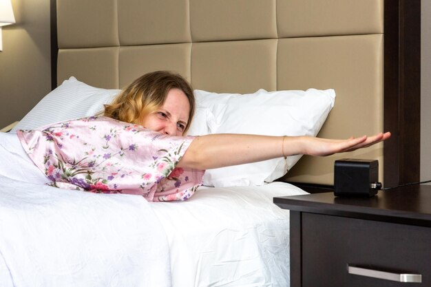 Portrait d'une femme allongée sur le lit à la maison