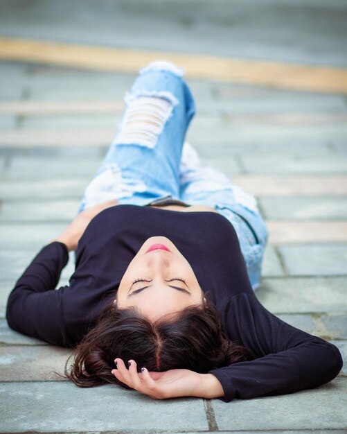 Photo portrait d'une femme allongée sur le sol
