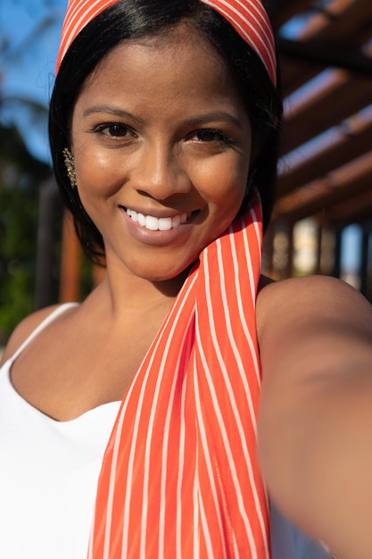 portrait, de, femme américaine africaine, à, foulard rouge
