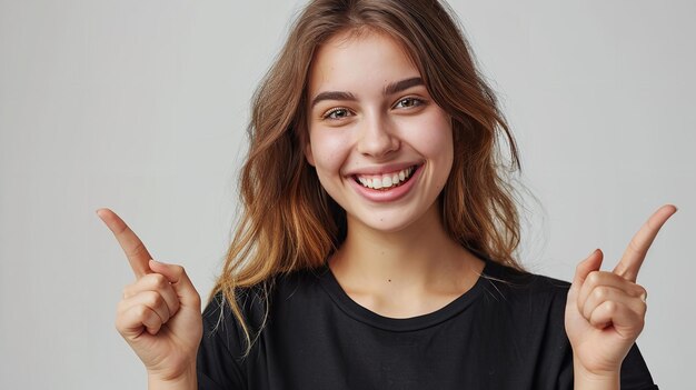 Portrait d'une femme américaine en t-shirt noir indiquant deux côtés différents sur un fond blanc propre avec un espace de copie IA générative