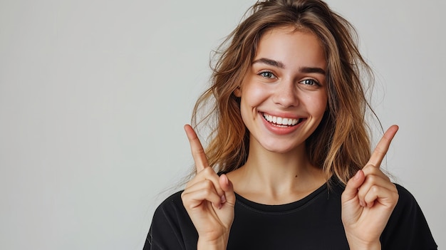 Portrait d'une femme américaine en t-shirt noir indiquant deux index sur un fond propre avec un espace de copie IA générative