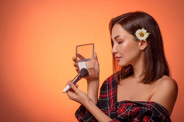 portrait femme, application, maquillage