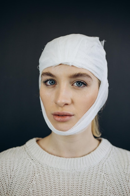 Portrait de femme après chirurgie plastique avec bandage sur le visage