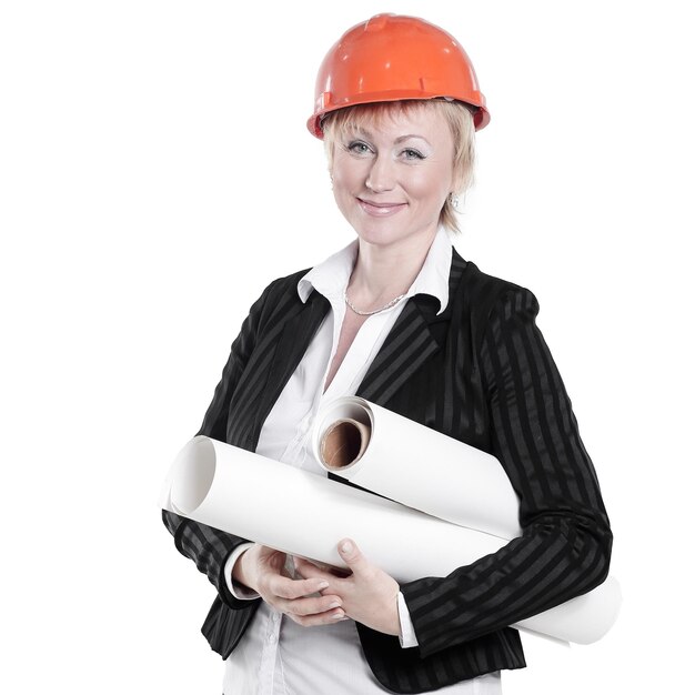 Portrait d'une femme architecte avec plans