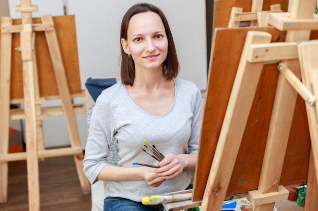 Portrait d'une femme artiste devant un chevalet