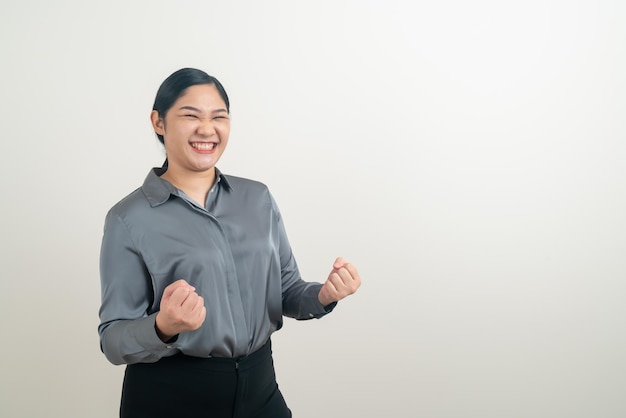 Portrait de femme asiatique avec une action réussie avec un fond blanc