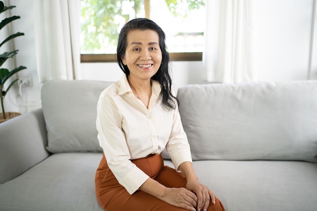 Portrait d'une femme asiatique d'âge moyen souriante