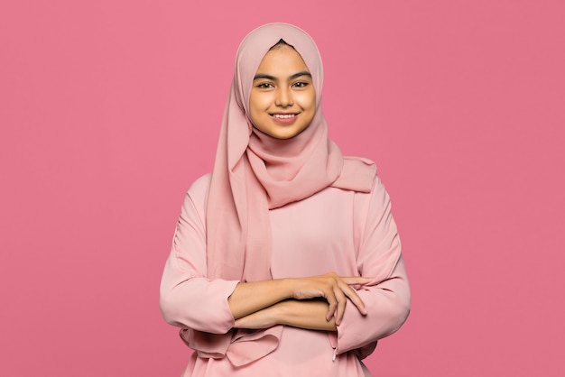 Portrait de femme asiatique attrayante joyeuse avec les bras croisés et souriant