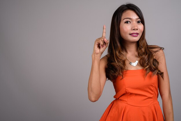 Portrait de femme asiatique aux cheveux ondulés