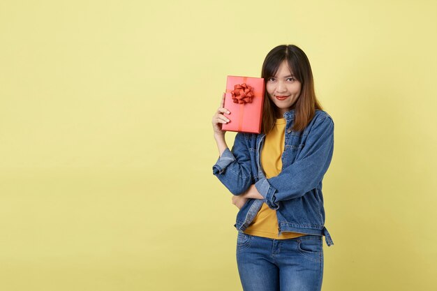 portrait, femme asiatique, à, boîte cadeau