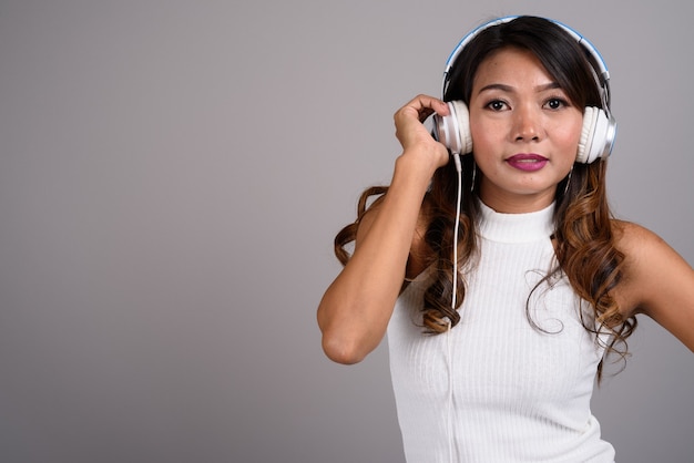 Portrait de femme asiatique avec un casque d'écoute de la musique