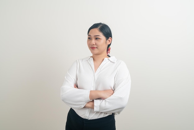 portrait, femme asiatique, à, chemise blanche, et, pantalon noir