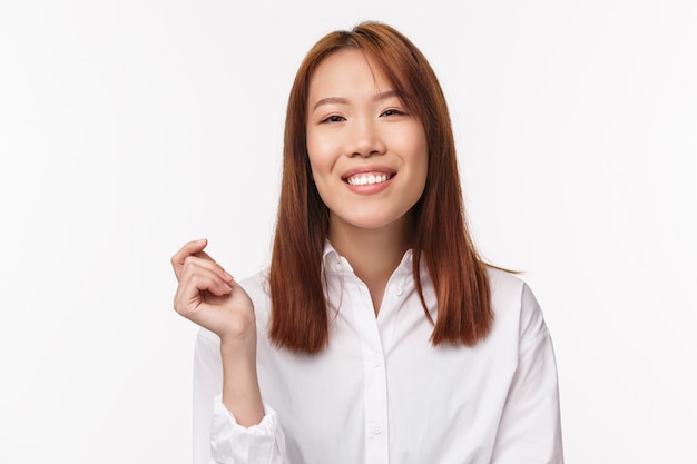 Portrait de femme asiatique en chemise blanche