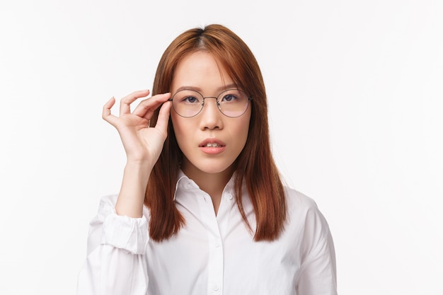 Portrait de femme asiatique en chemise blanche