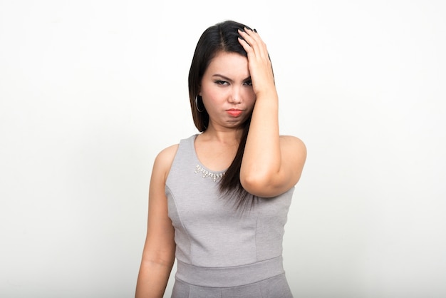 Portrait de femme asiatique contre le mur blanc