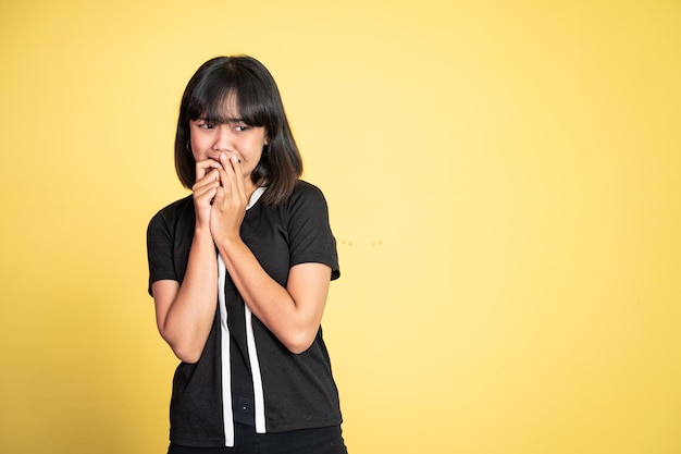 Portrait de femme asiatique couvrant sa bouche avec les mains