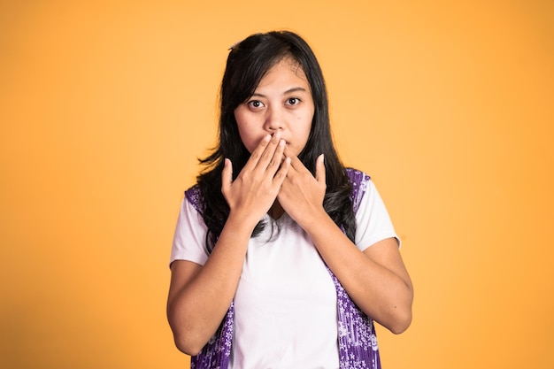 Portrait de femme asiatique couvrant sa bouche avec les mains