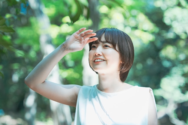 Portrait de femme asiatique dans les bois aux beaux jours