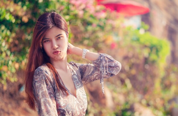 Portrait d'une femme asiatique drôle avec une peau blanche brillante pour le concept de beauté et de mode en Thaïlande