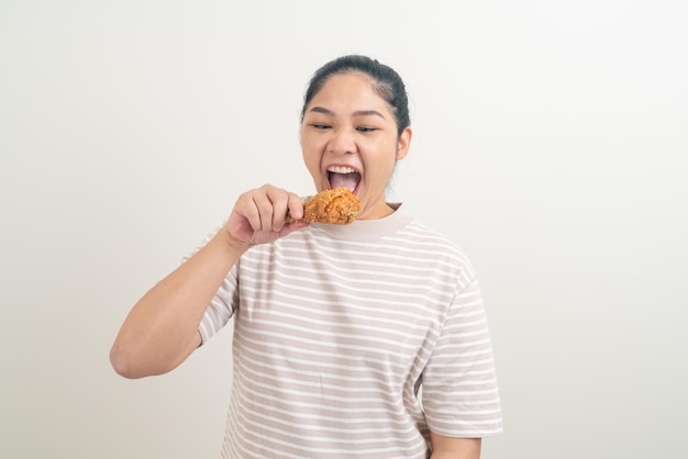 portrait femme asiatique avec du poulet frit à portée de main