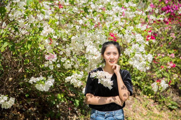 Portrait de femme asiatique avec fleur à l'extérieur.