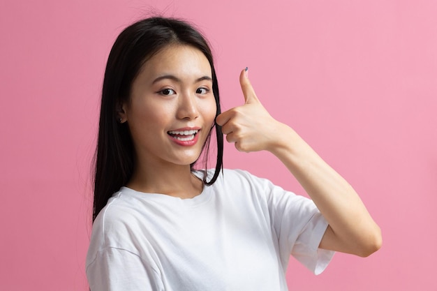 Portrait de femme asiatique sur fond rose