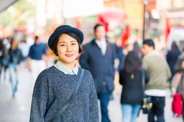 Portrait d&#39;une femme asiatique avec des gens floues