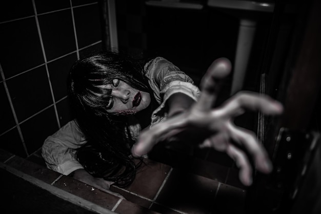 Portrait d'une femme asiatique maquillage fantôme Scène d'horreur effrayante pour le fond Concept de festival d'Halloween Affiche de films fantômes