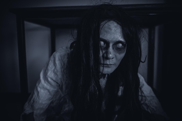 Portrait d'une femme asiatique maquillage fantômeScène d'horreur effrayante pour le fondConcept de festival d'HalloweenAffiche de films fantômesesprit en colère dans l'appartement
