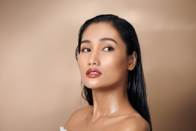 Portrait de femme asiatique avec une peau impeccable