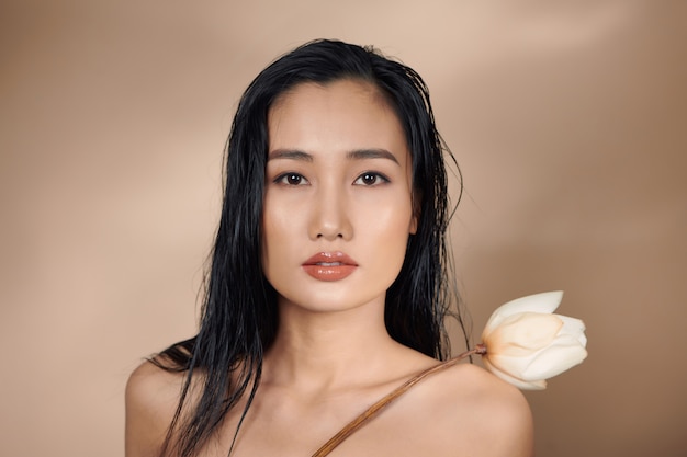 Portrait de femme asiatique avec une peau impeccable