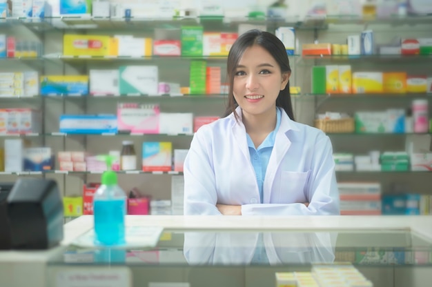 Un portrait de femme asiatique pharmacien portant une blouse de laboratoire dans une pharmacie de pharmacie moderne
