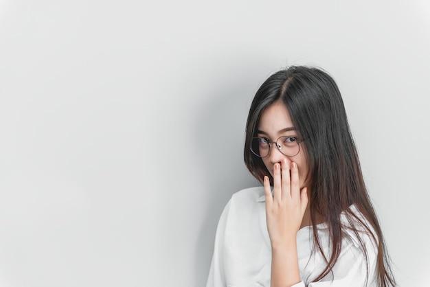 Portrait de femme asiatique porter une chemise blanche avec des lunettes sur fond blanc Concept de femme d'affaires moderne