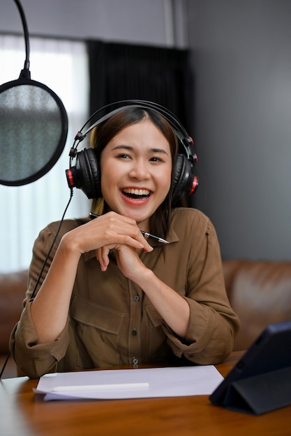 Portrait femme asiatique rit et aime discuter avec son invité spécial dans le studio