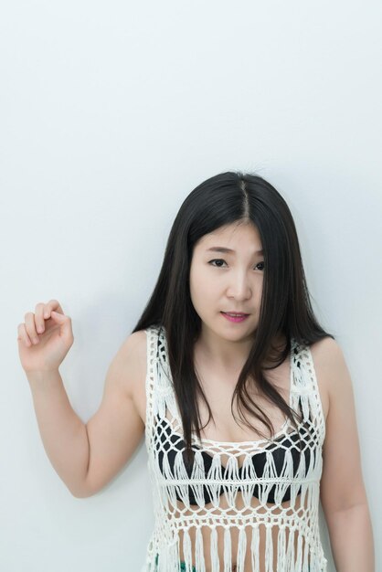 Portrait de femme asiatique sexy toucher ses cheveux sur fond blanc