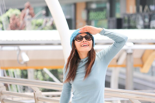 Portrait d&#39;une femme asiatique en souriant et en disant bonjour.