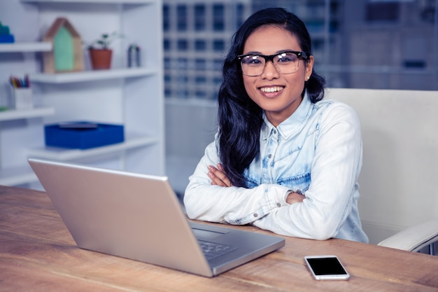 Portrait sur une femme asiatique souriante au bureau